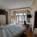 Uria 25 Rooms